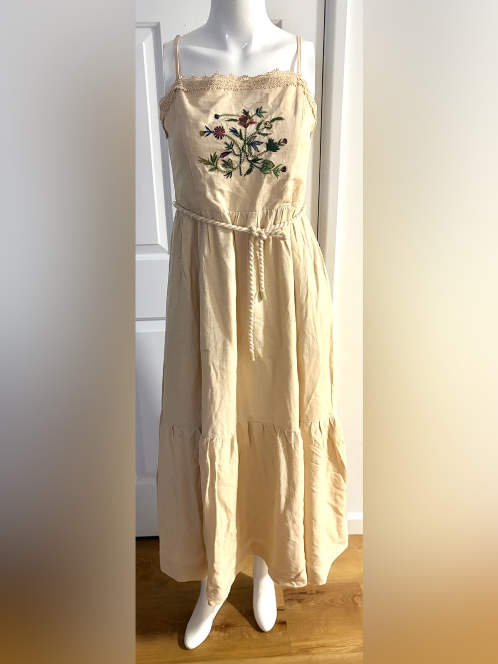 NWT. Lake Brand Sleeveless Cream Embroidered Maxi Dress with Rope Waist / vac.